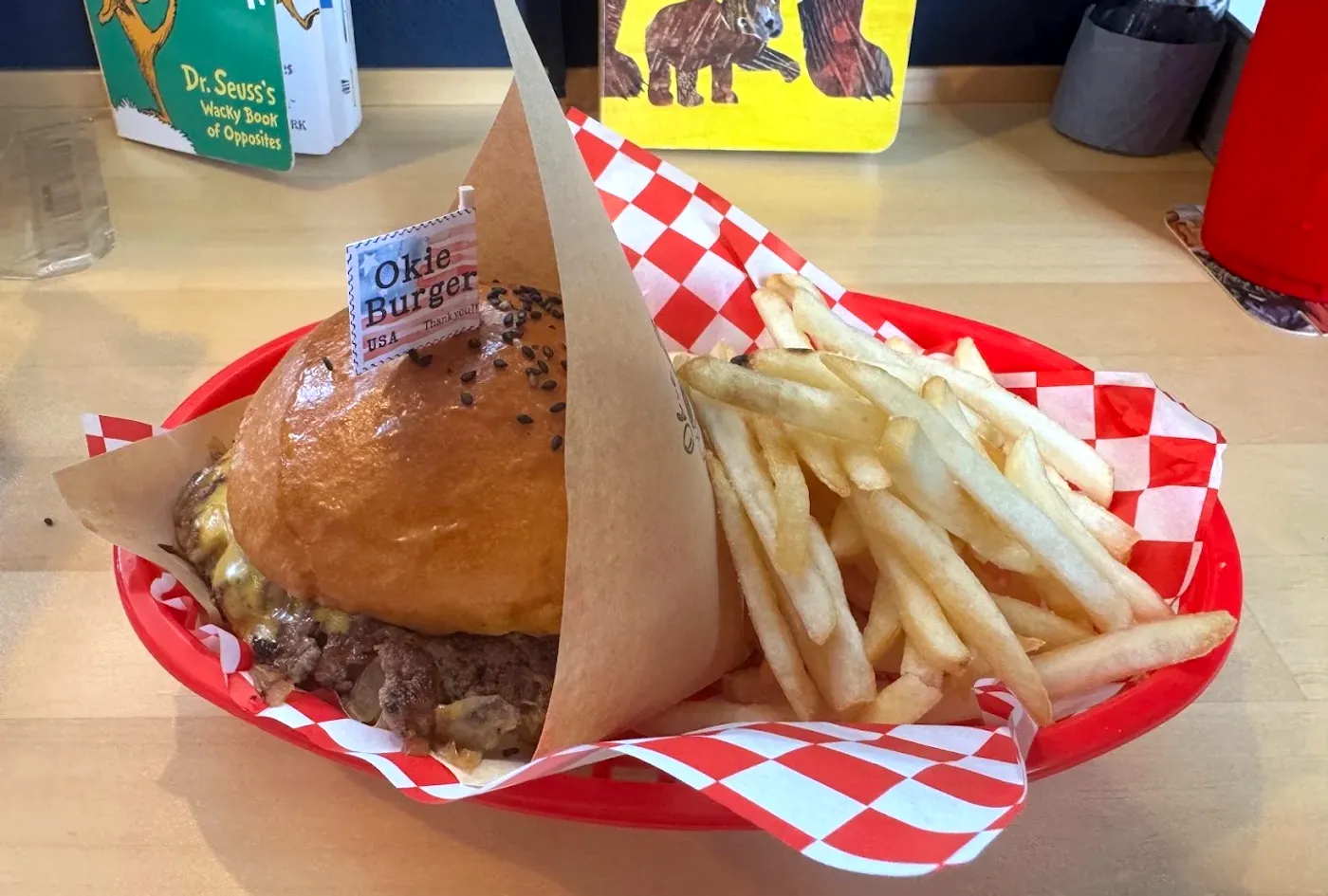 赤いバスケットに入ったハンバーガーとポテトの定番セット
